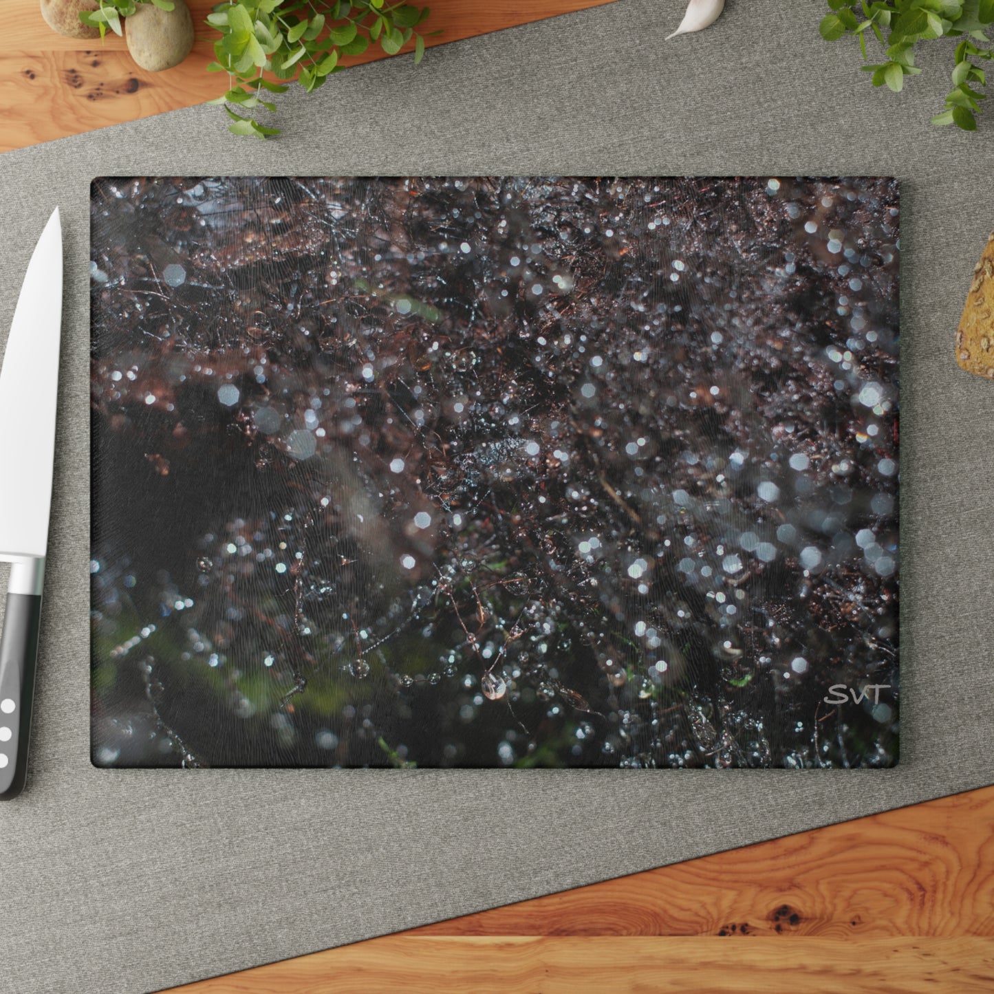 DROPLETS - Artistic Glass Cutting Board - Unique Kitchen Decor, Modern Chef Gift, Housewarming Present, Vibrant Kitchen Accessory, Abstract Photography Art Design